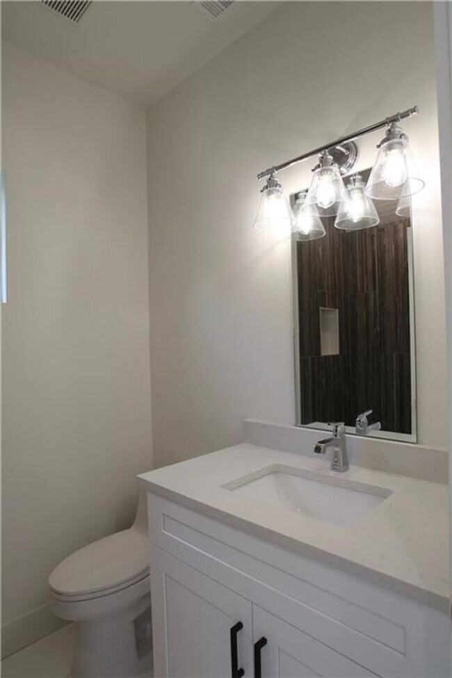 Building Photo - 705 Harris Ave