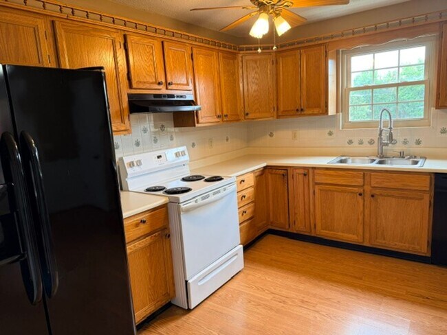 Building Photo - Maryville City 37804 - 4 bedroom, 3 bath Townhome - Contact Troy Adams (865) 233-6949