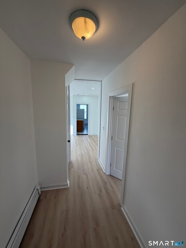 Building Photo - 142 Cowles St