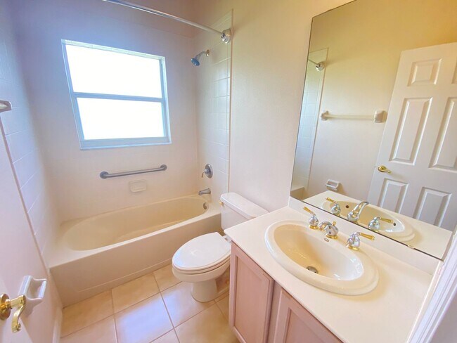 Building Photo - Amazing Solivita 2B/2B, open kitchen to fa...