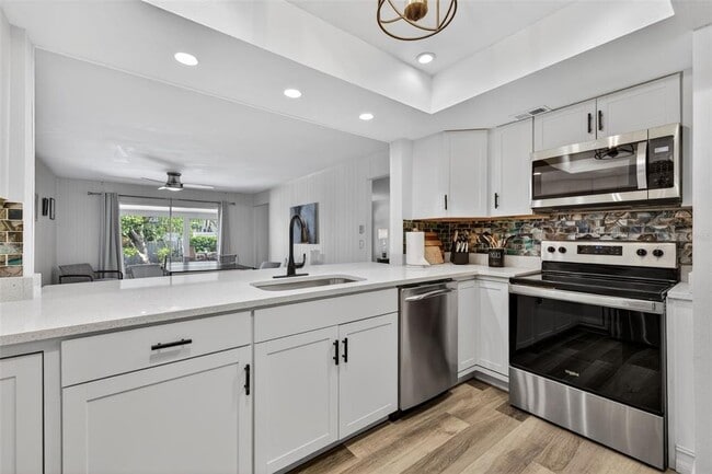 Building Photo - 8705 Bay Pointe Dr