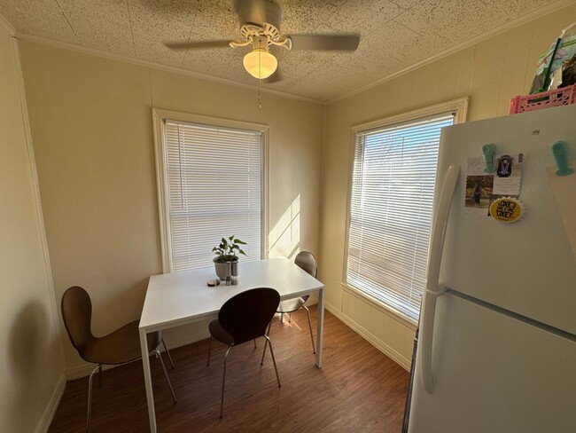 Building Photo - 2 Bed 1 Bath - CLOSE TO DENTON SQUARE