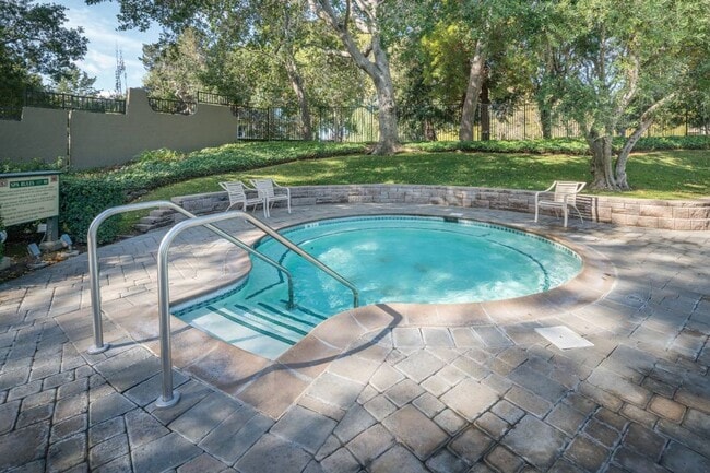 Building Photo - Large studio with private deck