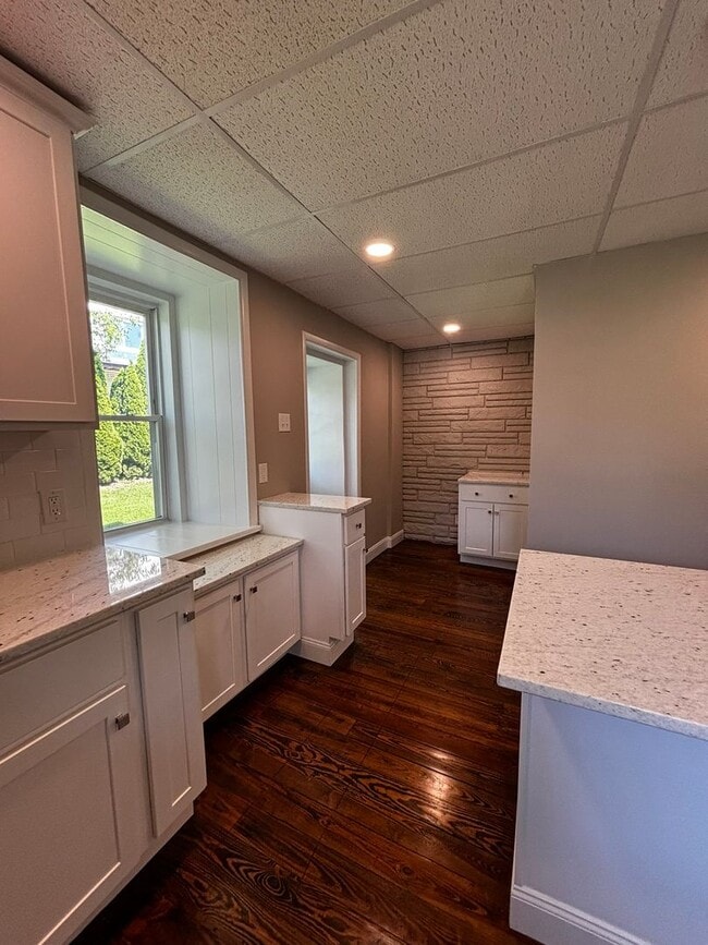 Building Photo - Newly remodeled 3+ bedroom