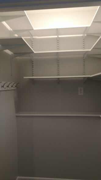 Building Photo - 1556 Hillview Rd