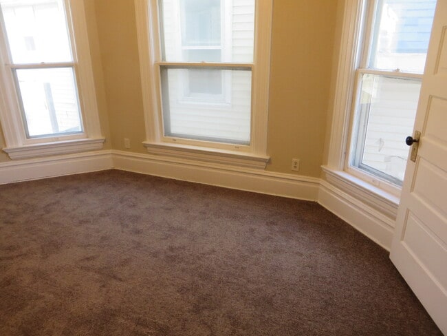 Building Photo - 5 Bedroom Home in the very core of Downtown (West Central, Downtown)