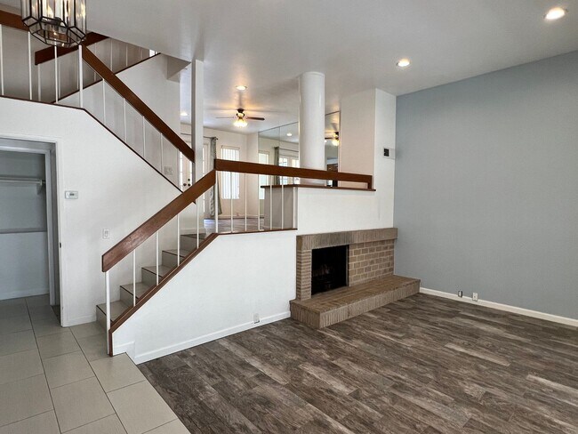 Building Photo - Spacious 2 Bedroom 2-1/2 Bathroom Townhome with 2-car garage in La Jolla near UCSD