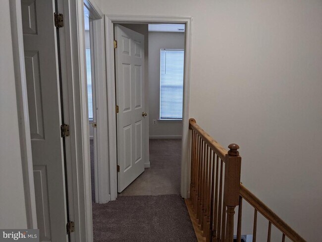 Building Photo - 625 Village Ct