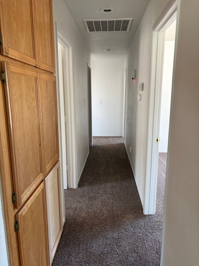 Building Photo - Spacious House!!!
