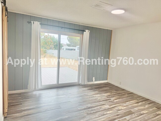 Building Photo - Stylish 3-Bedroom Home with Fenced Yard, S...