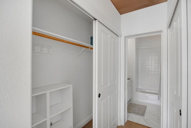 Building Photo - Spacious Upcountry Townhome with Ocean Vie...