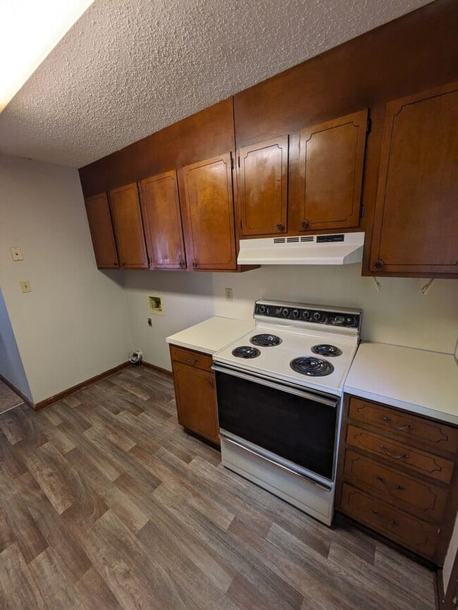 Building Photo - 1BD/1BA Upstairs Unit at Westmont