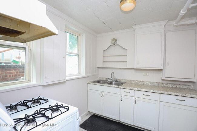 Building Photo - 16 John St