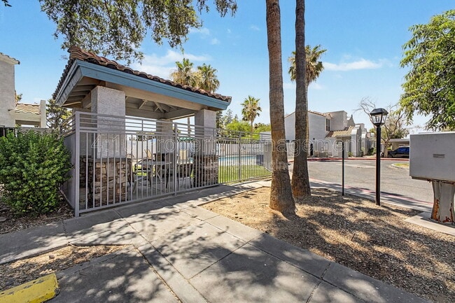 Building Photo - 280 S Elizabeth Way