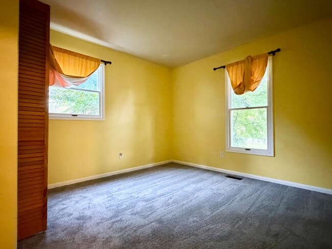 Building Photo - Charming 3bdr Brick Rancher in the Heart o...