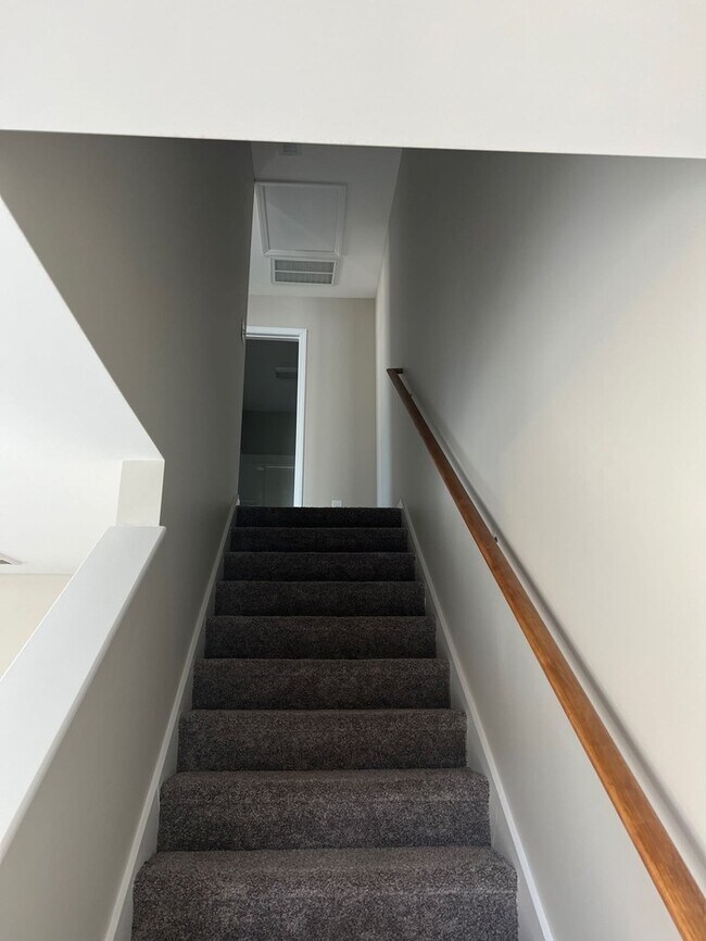 Building Photo - 505 E Mills Dr