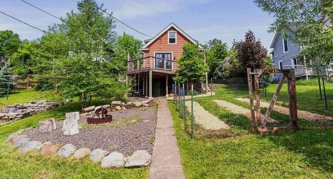 Building Photo - 424 E 10th St