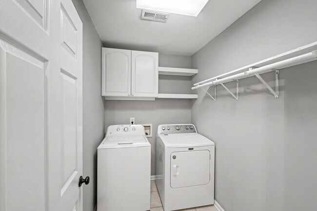 Building Photo - Exceptional 5-Bedroom Home with Finished Basement in Prime Location!