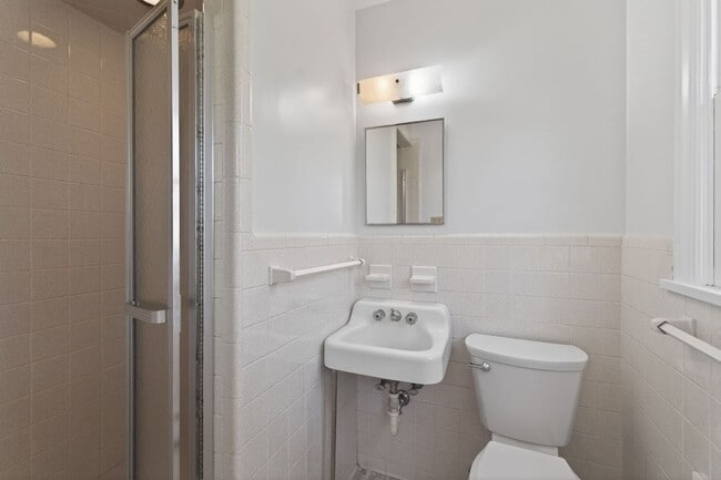Building Photo - 2305 Lakewood Ln