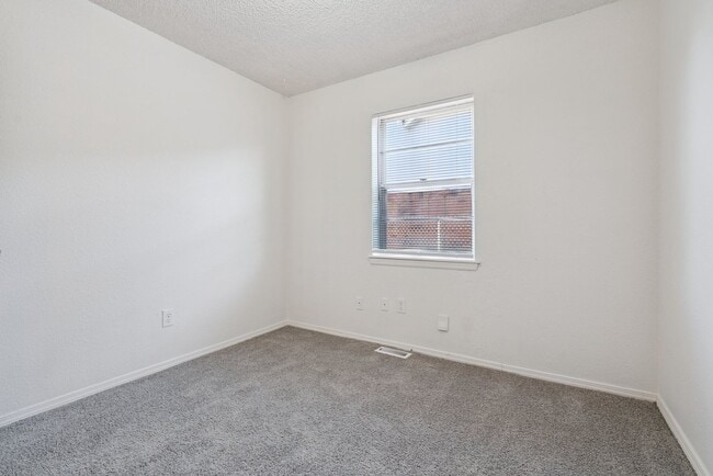 Building Photo - 3-Bedroom Home Near Dining, Shopping & Broadway Extension