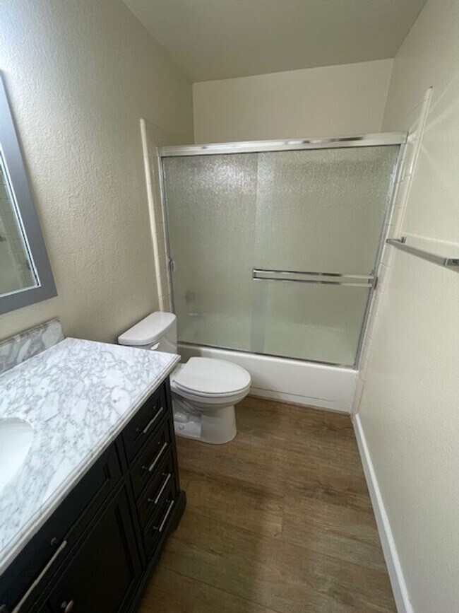 Building Photo - Four bedroom two and half bath on the uppe...