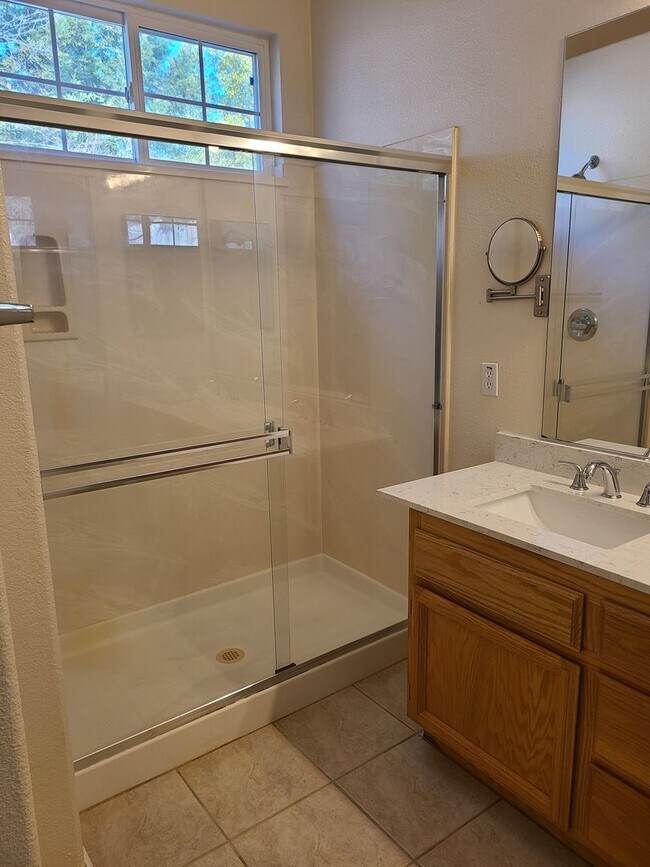 Building Photo - Willow Springs 4 Bdrm, 3 Bath