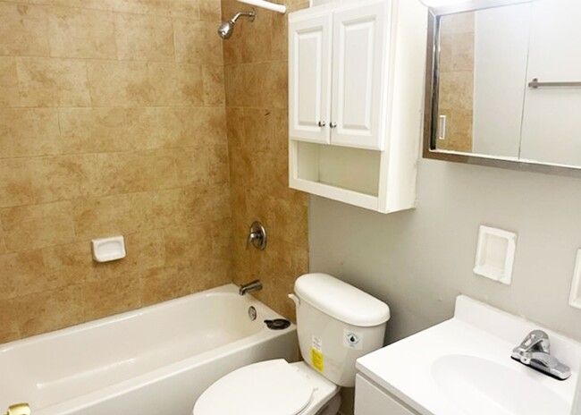 103 Bathroom - Clifton Woods