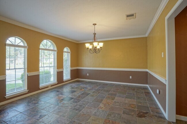 Building Photo - 2108 Lakeway Dr