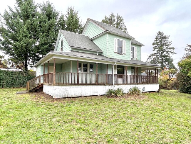 Building Photo - Lents Neighborhood, 3 bed, 1.5 bath spacio...