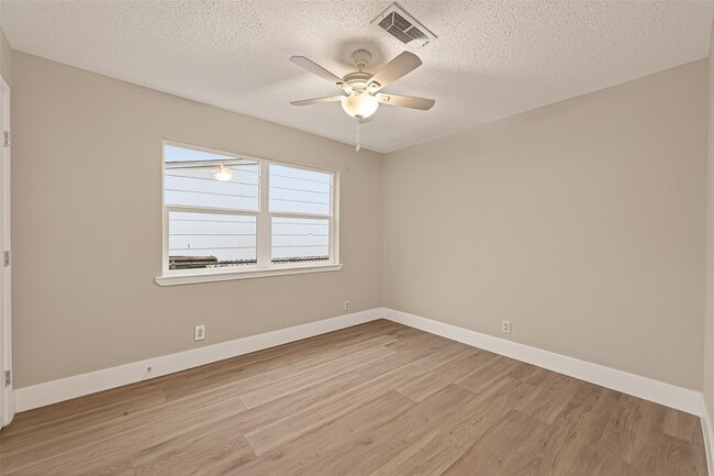 Building Photo - 5833 Southlea St