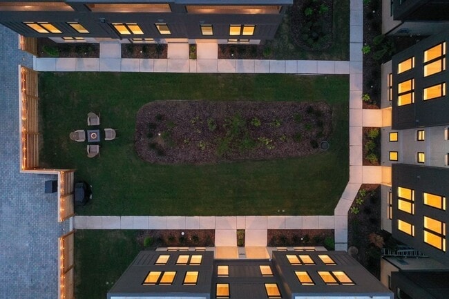 Building Photo - Stunning End Unit Townhome in Salemtown