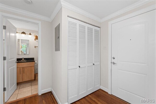 Building Photo - 5621 Pershing Ave