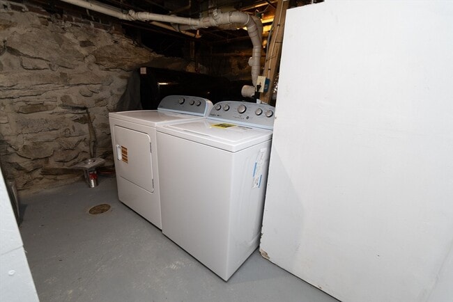 Building Photo - 7 Central St