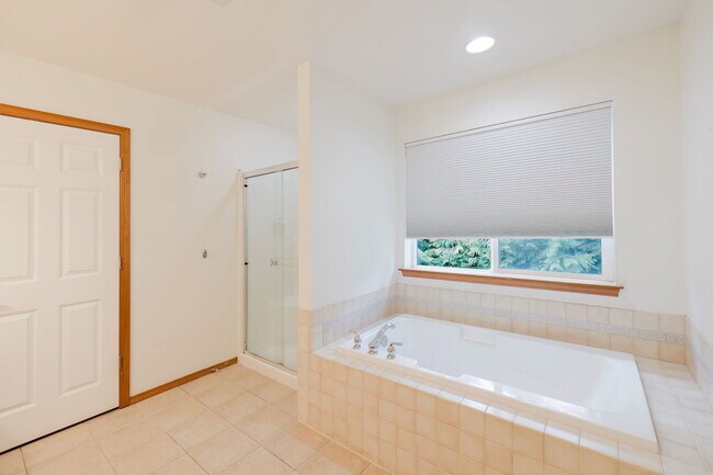 Building Photo - 6492 Wexford Ave SW