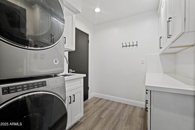 Building Photo - 7322 E Sierra Vista Dr