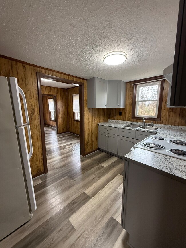 Building Photo - 221 Valley Pike Rd