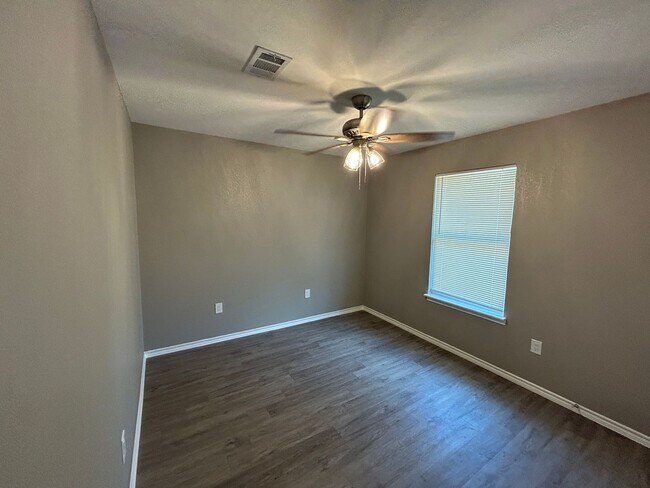 Building Photo - 2218 Parkside Dr