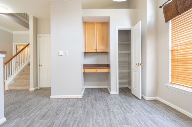 Building Photo - MOVE IN READY Townhome in the Heart of Suffolk!