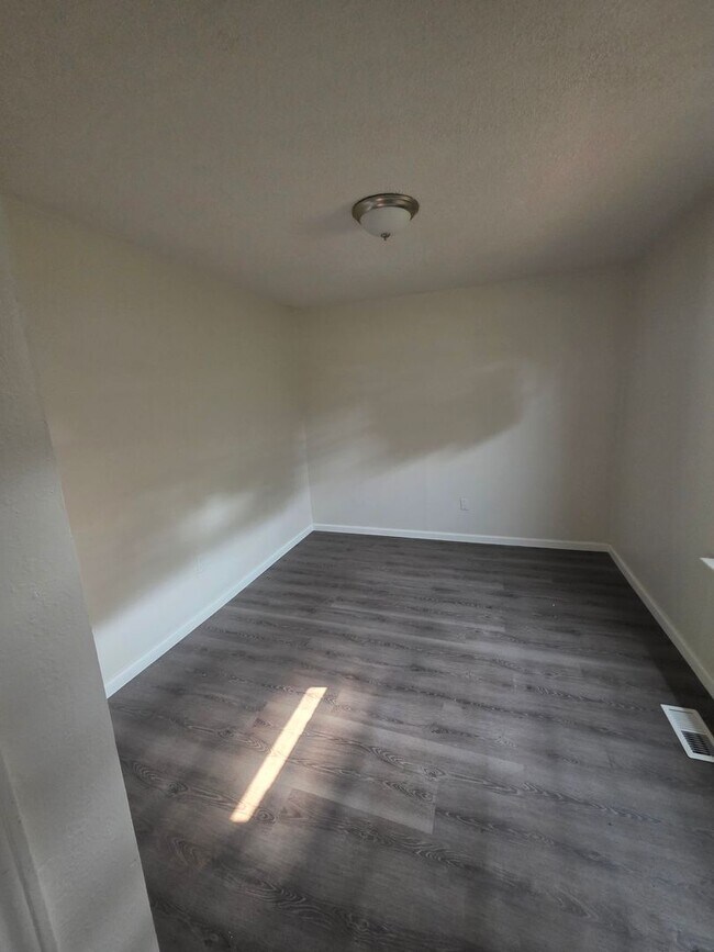 Building Photo - Cute and Cozy 4 bed 1 bath home