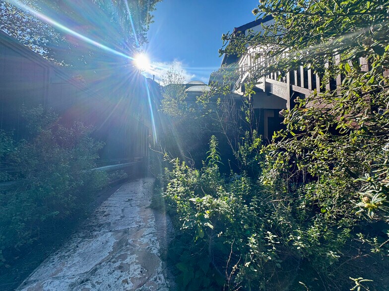 Building Photo - 2733 Russell St