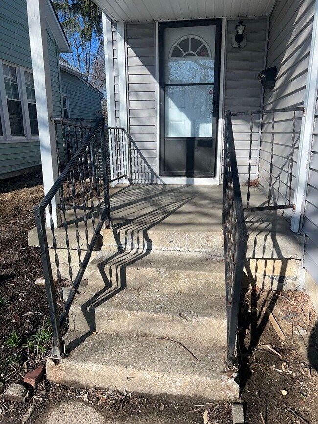 Building Photo - Adorable Newly Fixed Up Home!