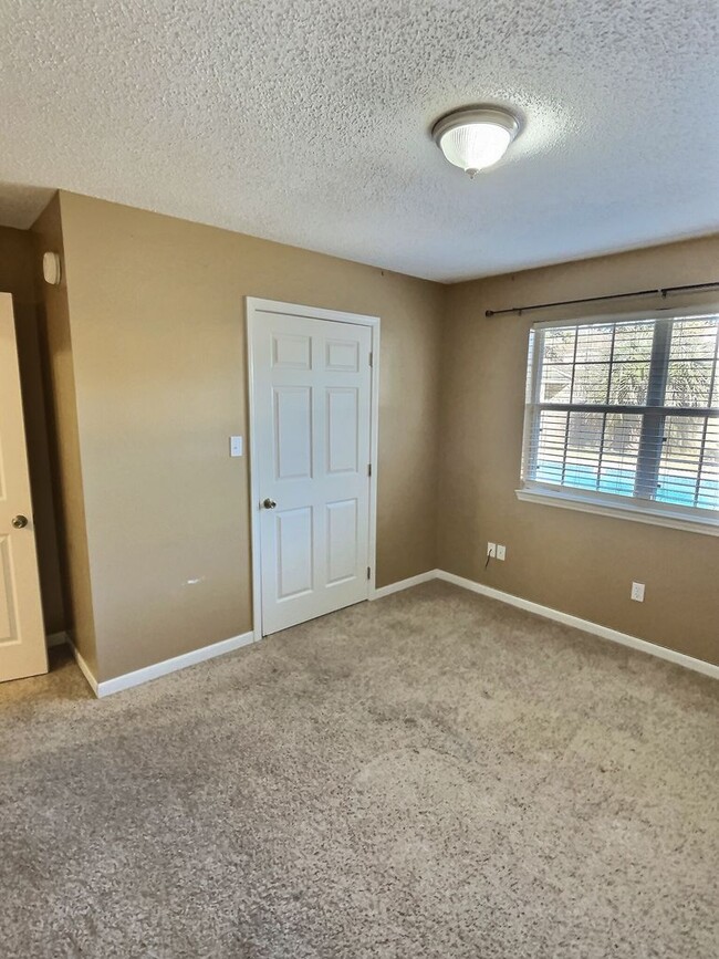 Building Photo - Comfortable 3-Bedroom Home with Pool Near ...