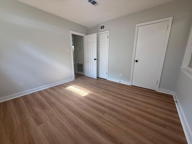 Building Photo - 2634 Highland Ave