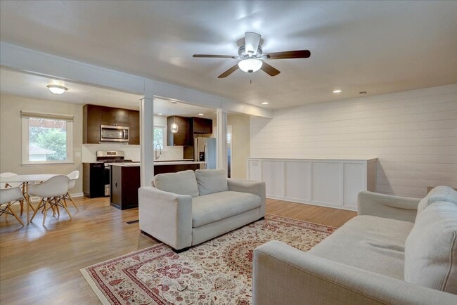 Building Photo - Beautifully renovated ranch home with drea...