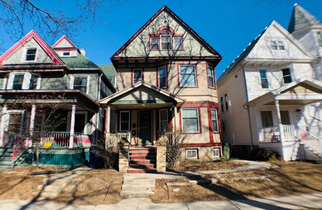 Building Photo - 1908 E Webster Pl