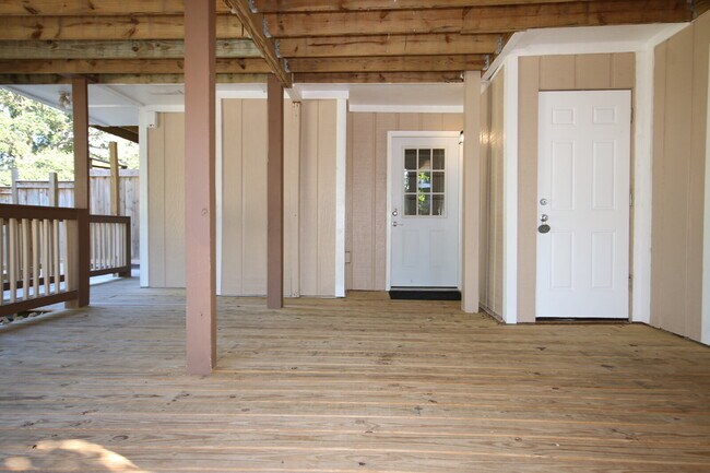 Building Photo - Waterfront Living Nearby – 2/2 Townhouse w...