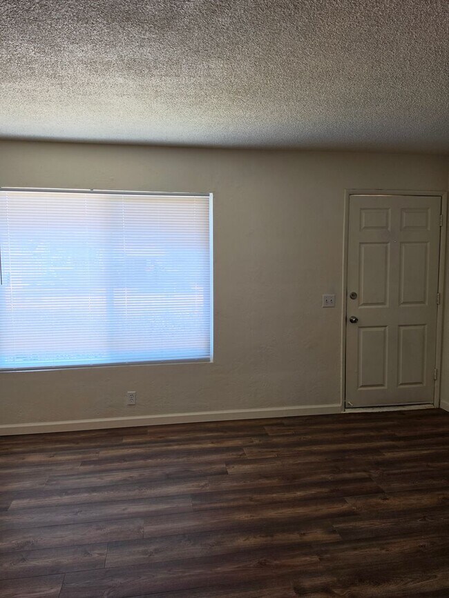 Building Photo - 3 Bedroom 2 Bath