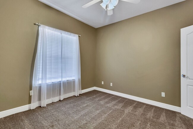 Building Photo - 3 Bedroom- 3 Full bath Small Pet Friendly ...