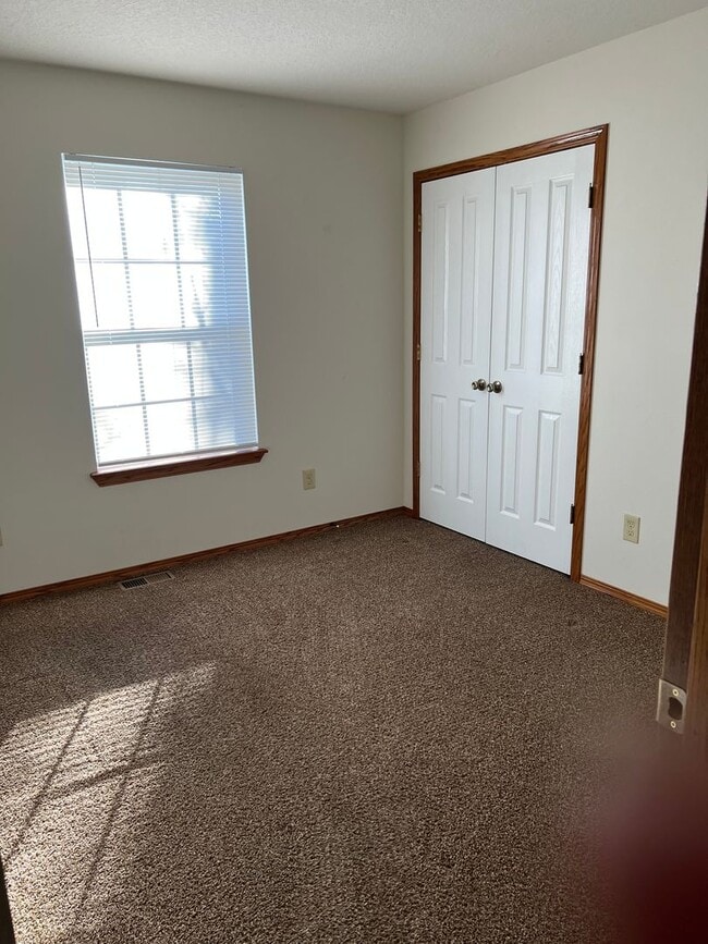 Building Photo - 3 bedroom 2 bath Spacious Duplex in great location!