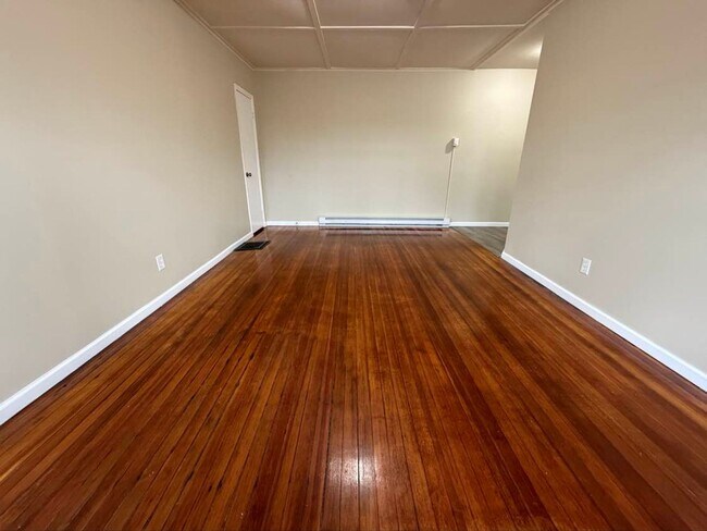 Building Photo - Gorgeous 1-bedroom, First floor! Apartment in quiet Pittsfield Street